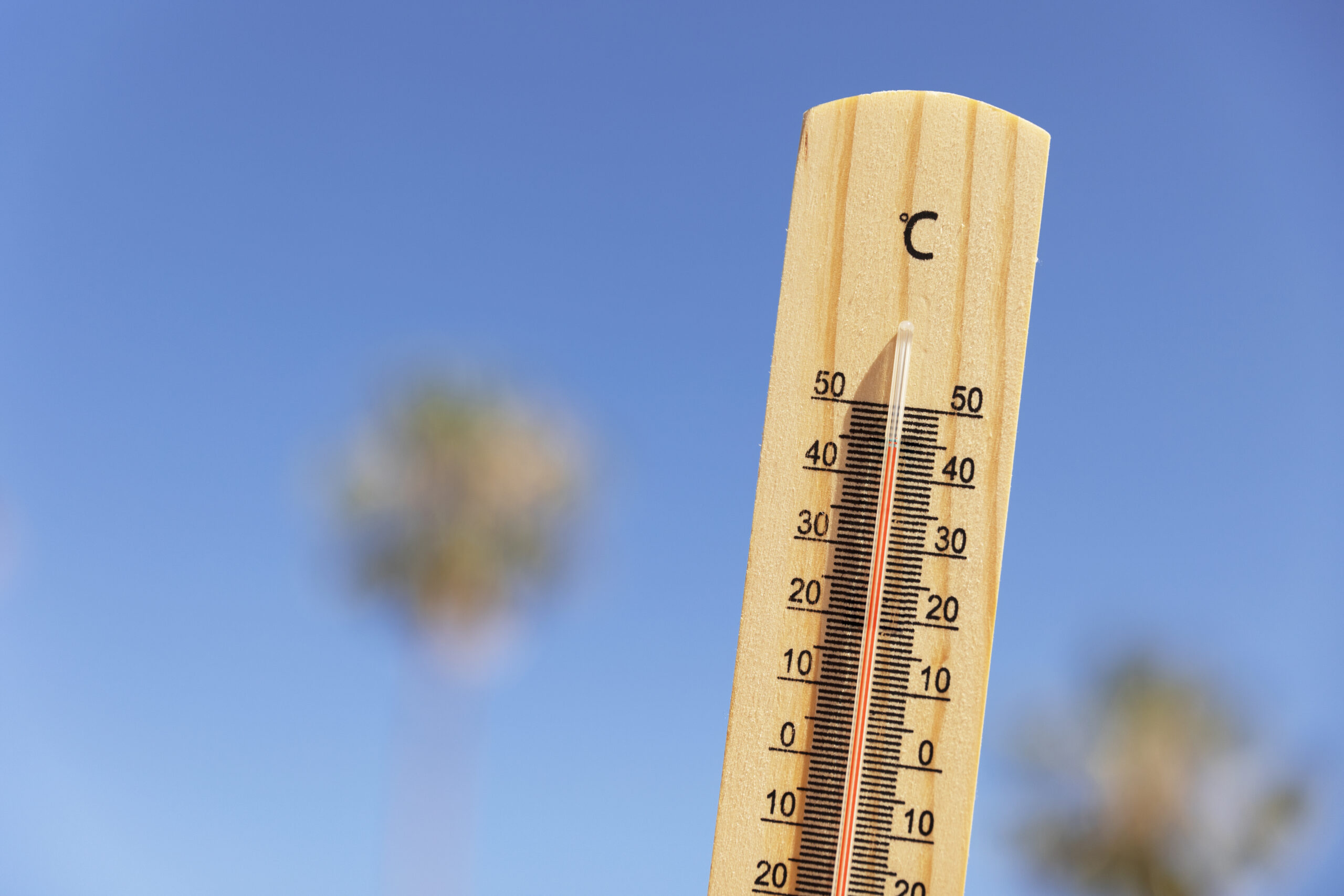 Thermometer reading showing hot summer ready weather