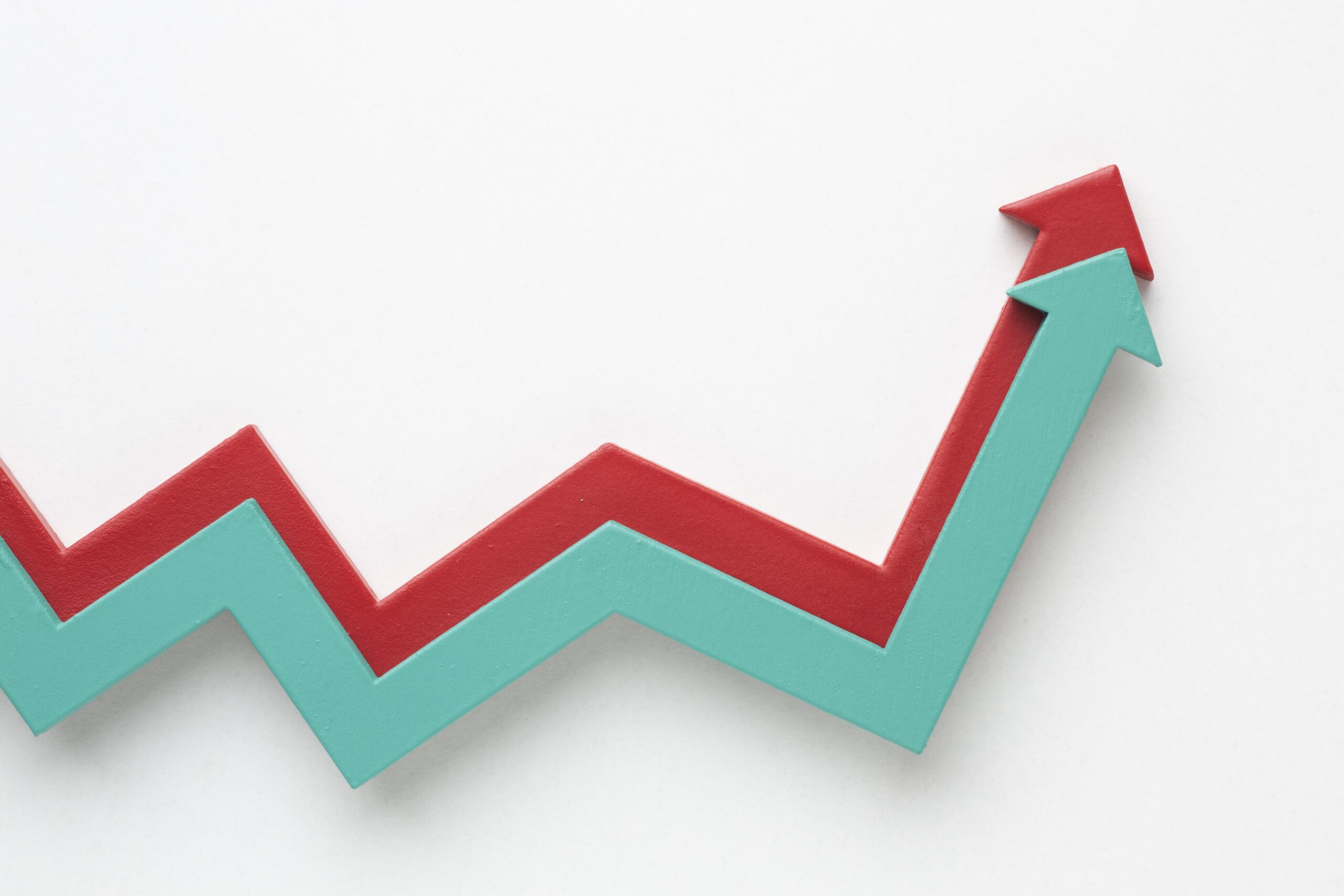 Red and teal arrows pointing up on Insurance Market Update 2023 graph